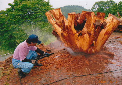 古梁が甦った家:皮むきをする建主様